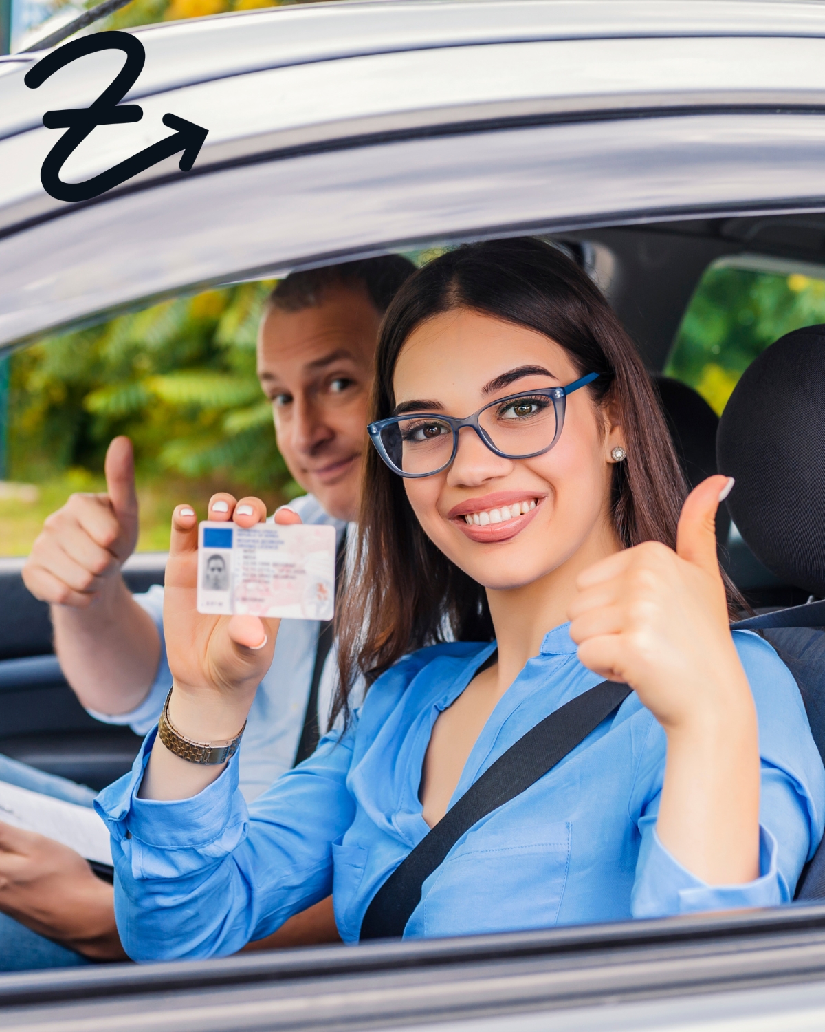 Motorista com CNH em mãos